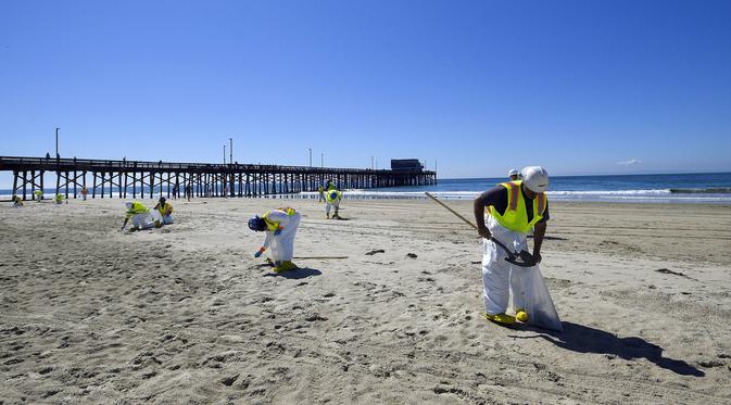Long Island dengan Bersihkan Pantai Sekitar